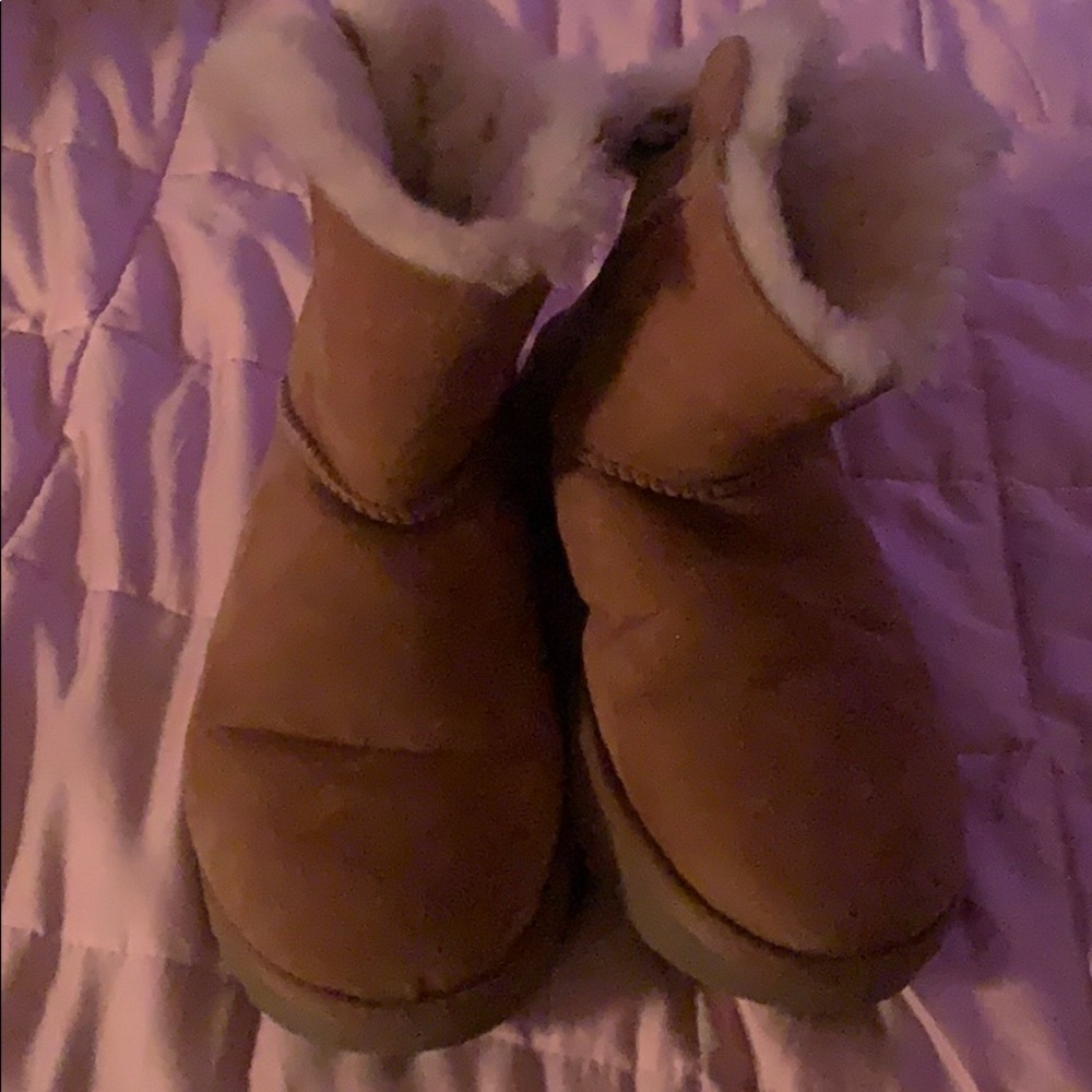UGGS - Picture 2 of 5